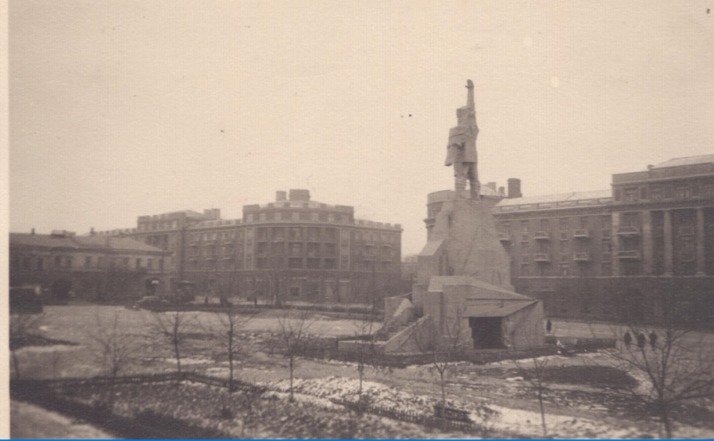 Фото. Пам’ятник Артему на площі Свободи роботи Кавалерідзе. Вид з південно-східної сторони.