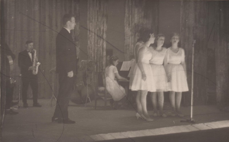 Фотографія. Фрагмент виступу ансамблю «Буковинка». 1965 рік.