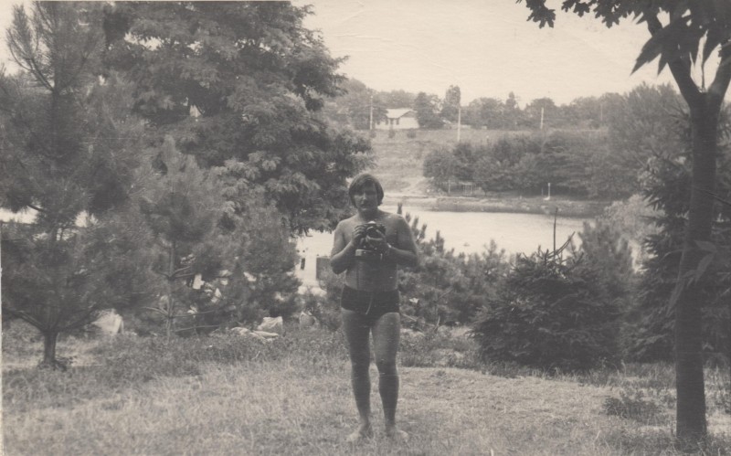Фотографія. Володимир Івасюк з фотоапаратом на ставку. 1975 рік.