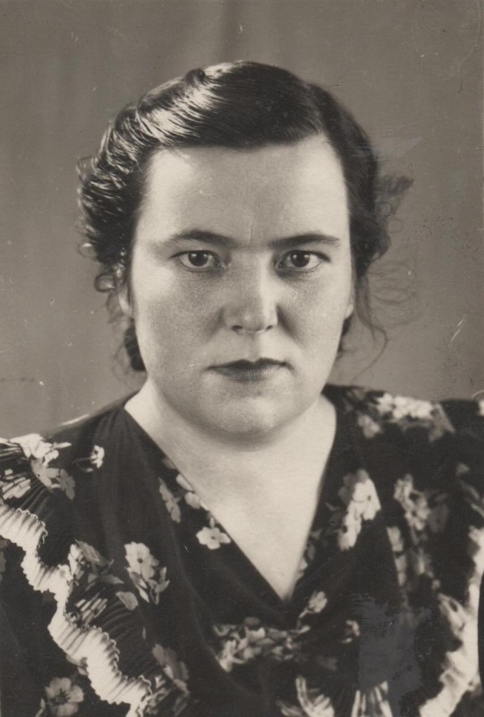 Фотографія. Софія Івасюк у квітчастій сукні. 1948-1949 роки.