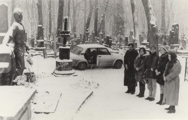 Фотографія. Галина і Оксана Івасюки, Віктор Павлюк, Софія і Володимир Криси на Личаківському кладовищі біля пам’ятника Володимира Івасюка. Грудень 1994 року