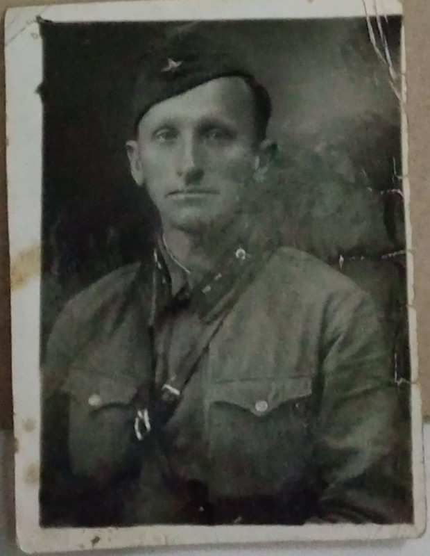 Волков Денис Денисович, член ЛКСМУ з 1920 р. Загинув у роки Другої світової війни.