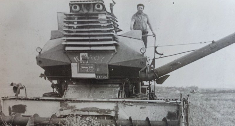Фото комбайнера р-пу "Устинівський" Д.Грипича (1972 рік).