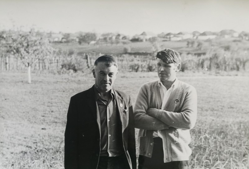 Фото Олійника В.С. (праворуч), Седнівка, 1975 рік.