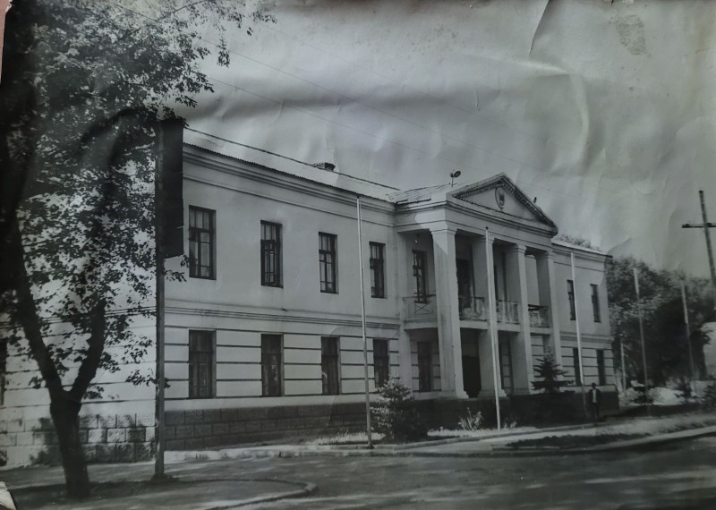 Адміністративна будівля Красноармійського динасового заводу ім. Дзержинського.