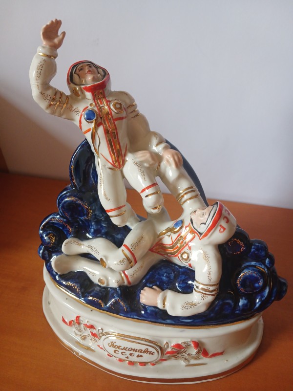 Фарфорова композиція « Космонавти СРСР».