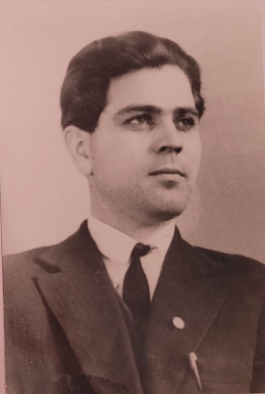 Степанов Анатолій Васильович, член КПРС з 1960 р., бригадир очисного забою шахти "Краснолиманська", Герой Соціалістичної праці.