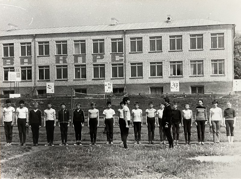 Фото. Учнів Новоободівської СШ I- III ст. під час уроку фізкультури, 1989 рік