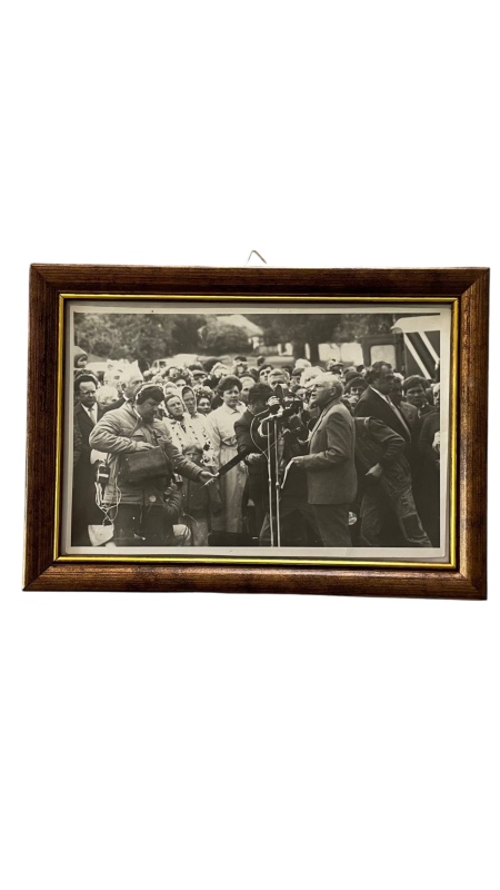 Фото виступу В. І. Косовського на святі "Пісенні дзвони" в с. Веприк, 1990 р.
