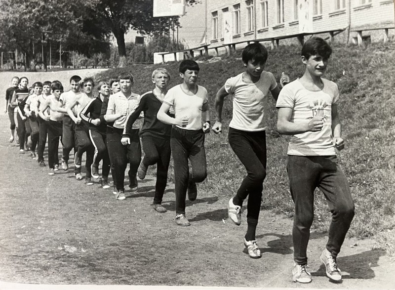 Фото. Учні Новоободівської школи I-III ст. на уроці фізкультури, 1989 рік
