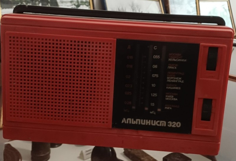 Радіоприймач транзисторний портативний "Альпініст-320"