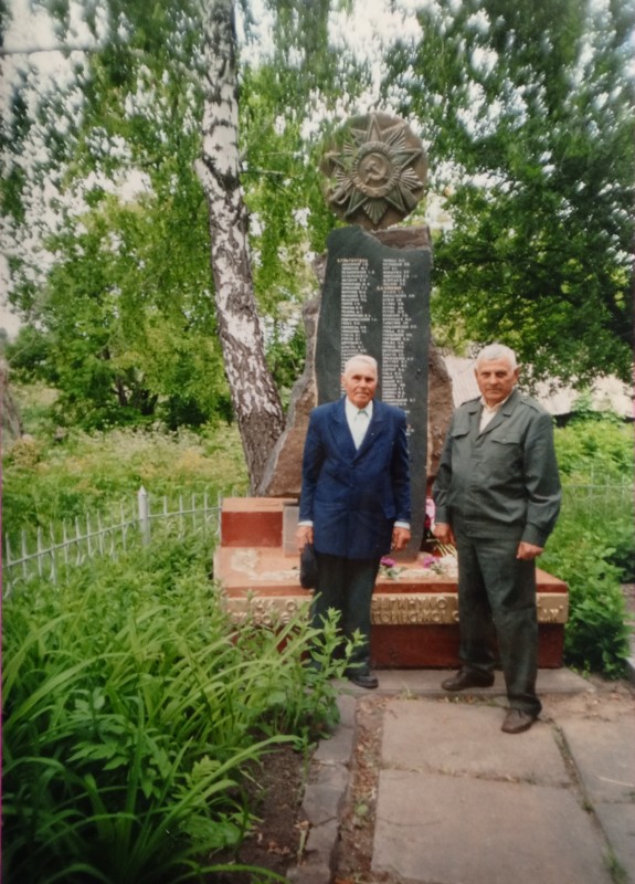 Фото -Семенченко П.Д. та Шевченко М.М. біля пам’ятника загиблим героям