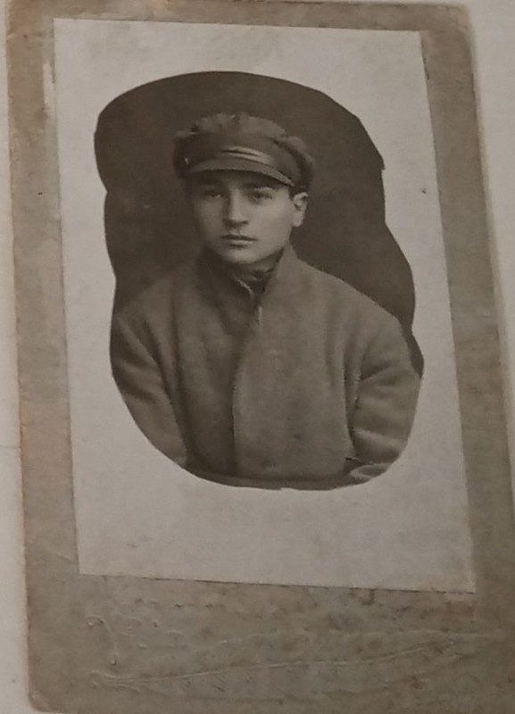 Леонід Вульфсон, один із перших комсомольців ст. Гришине, член учкому комсомолу.