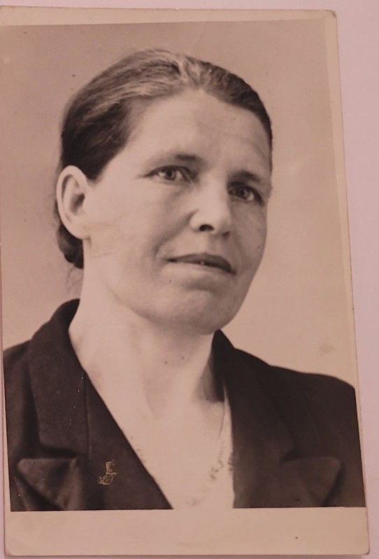 Симоненко Ніна Григорівна (1922 р. н.), телятниця колгоспу ім. Горького.