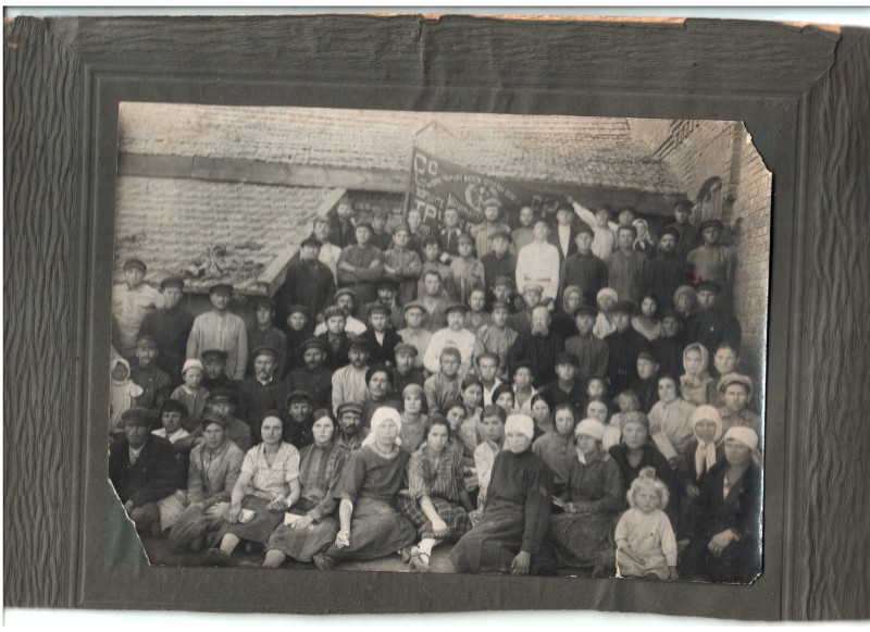 Робітники цегельно-черепичного заводу „Пролетар“ м. Артемівська, 1927 р.