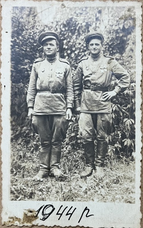 Фото. Мазурик Іван Іванович з батьком Мазурик Іваном Йосиповичем, 1944 рік