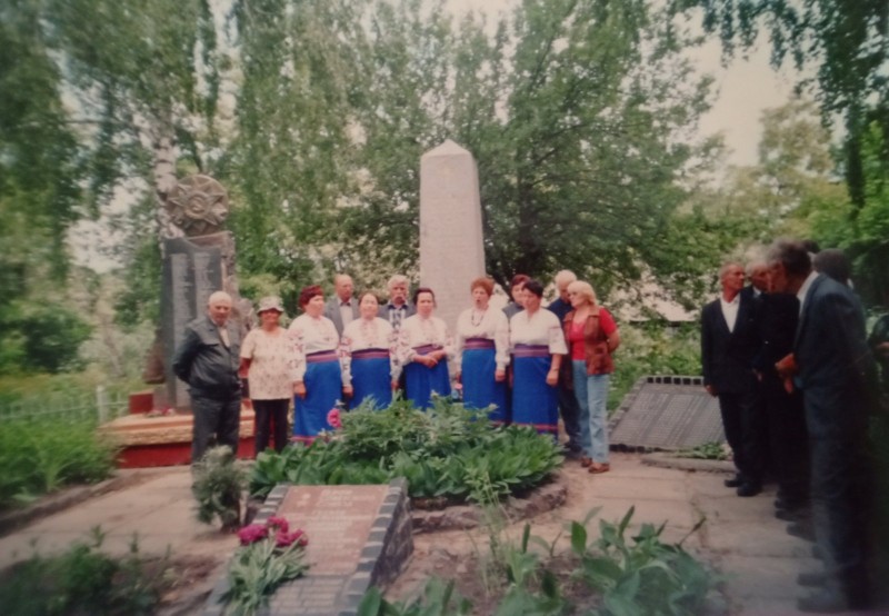 Фото кольорове- Виступ  учасників художньої самодіяльності, актив села та  ветеранів Другої Світової війни