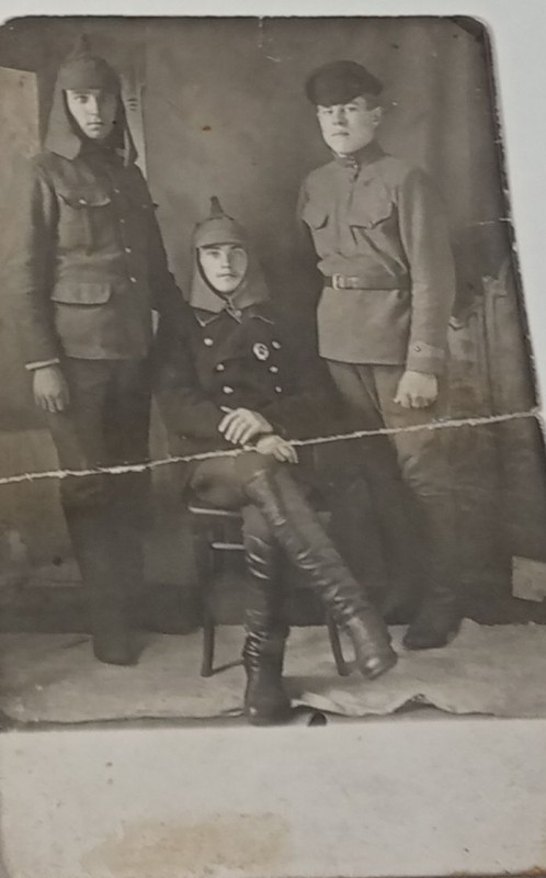 Яків Ісидорович Козлов - учасник воєнно-політичних подій 1917-1921 рр. (перший ліворуч).
