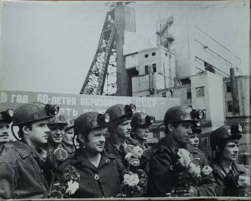 Бригада лауреата Державної премії СРСР 1982 р.  Володимира Івановича Ігнатьєва ордена Леніна шахти "Краснолиманська". Ударно працює бригада в рік 60-річного ювілею СРСР.
