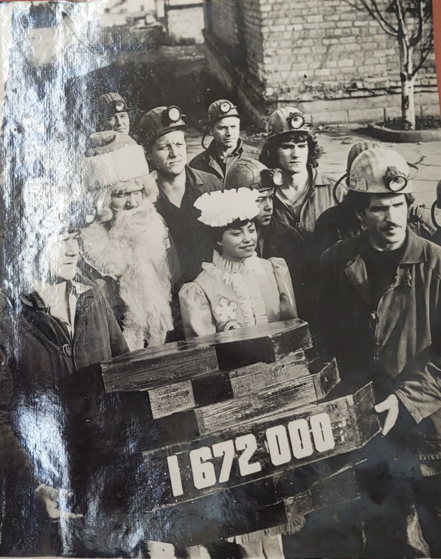 Бригада М.Т. Локтєва, дільниця № 8 шахти "Центральна" видобула понад план 67864 т вугілля. На шахті  свято- видобуто останні тонни вугілля в рахунок 1982 р.