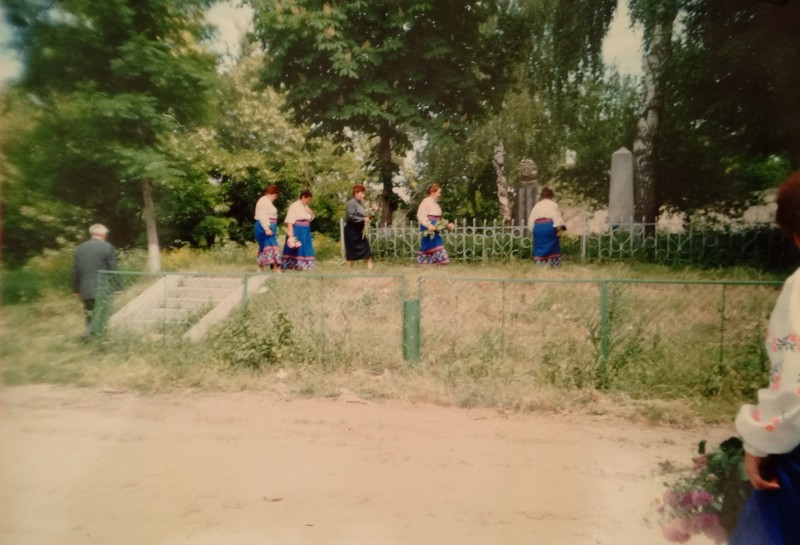 Фото кольорове-Учасники художньої самодіяльності та ветерани Другої Світової війни села Капустинці