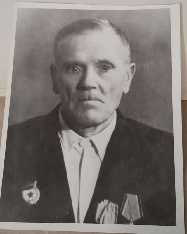 Рядовий Середній Прокофій Іванович - кулеметник 210 Кримського зенітно-артилерійського полку в роки Другої світової війни.