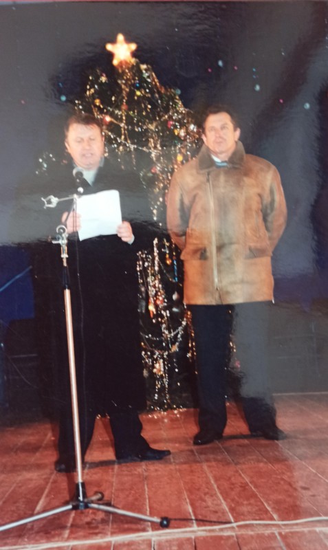 Фото з новорічного привітання жителів району В.Лещенком (2005 рік)..