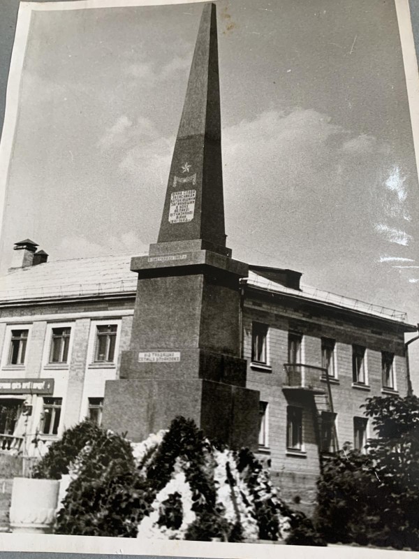 Чорно-біле фото "Обеліск Слави"