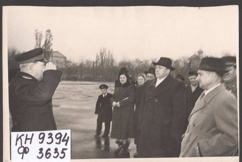 Фотографія. Є. М. Грищенко, А. Г. Мохначьов приймають рапорт від керівника міліції 1965 р.