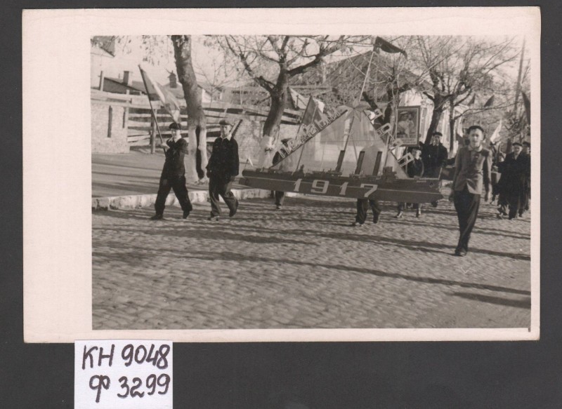 Фотографія. Учасники Жовтневої демонстрації
