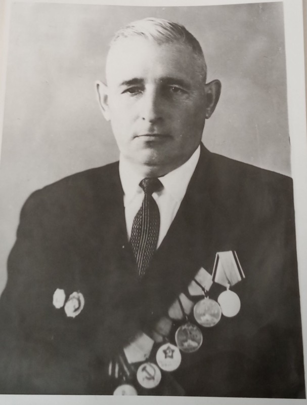 Старший сержант Шмідько Андрій Якович – кулеметник 383 шахтарської стрілецької дивізії.
