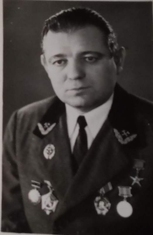 Герой Соціалістичної праці Ципляк Володимир Миколайович – бригадир робітників очисного забою шахти "Центральна".