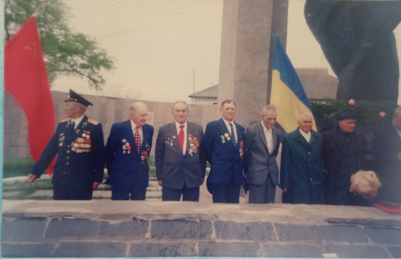 Фото кольорове- Ветерани II Світової війни біля меморіалу Слави в с.Капустинці