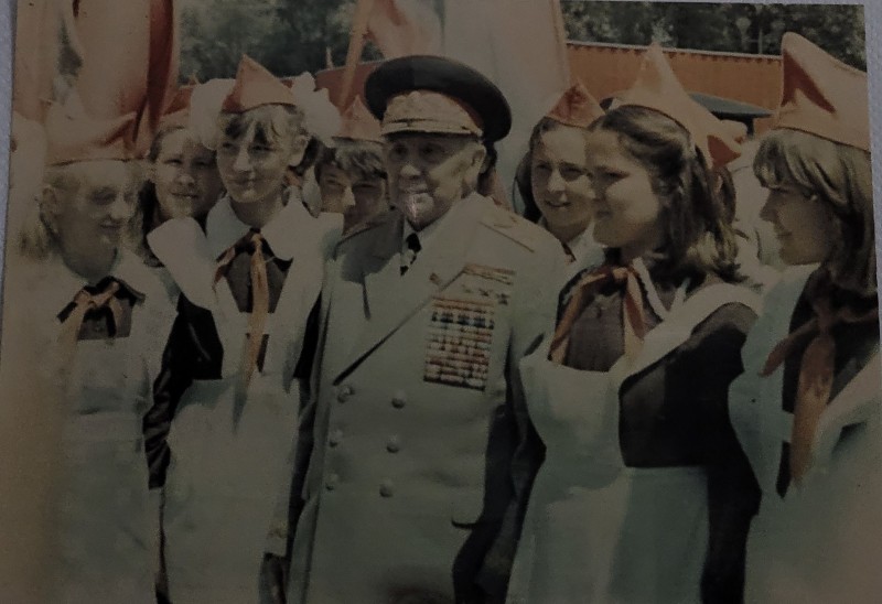 Двічі Герой Радянського Союзу К.С. Москаленко з піонерами м. Красноармійськ під час перебування на батьківщині у Красноармійську з нагоди відкриття його бюста.