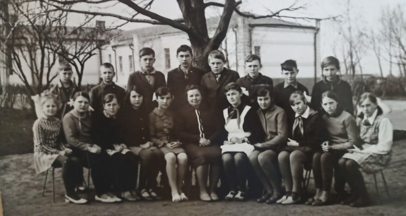 Фото учнів 5 класу Ганно-Требинівської середньої школи (1971 рік).