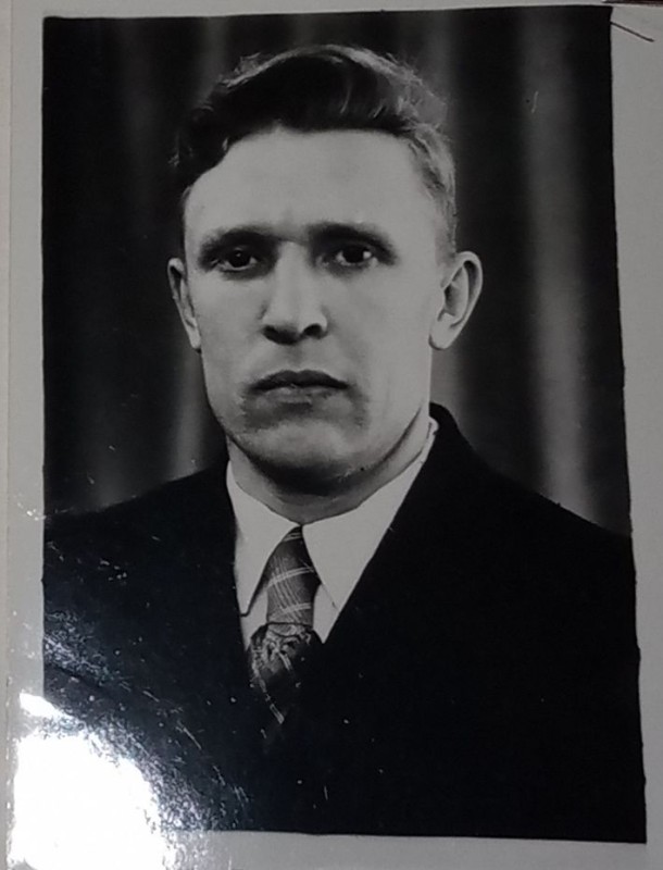 Дьомін Володимир Іванович (1935 р.н.), робітник шахти ім. Димитрова, член першої в Донбасі бригади комуністичної праці під керівництвом Героя Соціалістичної Праці  К.О. Северінова.
