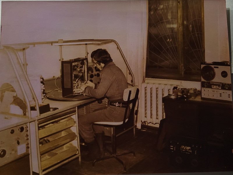 У майстерні заводу "Битрадіотехніка", відкритого у січні 1985 р., за ремонтом радіоапаратури радіомеханік Шишко Сергій Іванович.