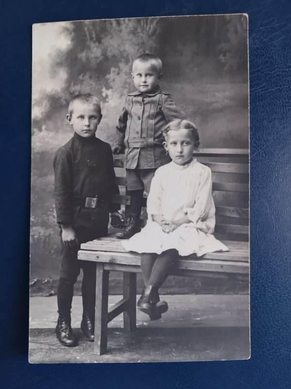 Фотографія трьох дітей Олексія, Антоніни та Сергія Салєнко