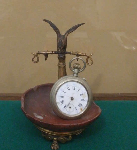 Підставка під кишеньковий годинник