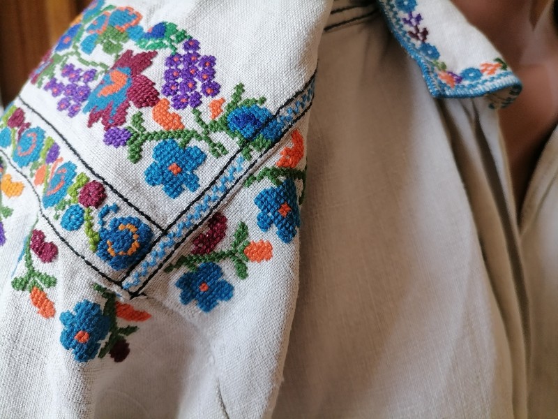 Вишита жіноча сорочка