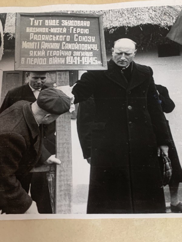 Фото "Започаткування музею Маніти в с. Лозувата"
