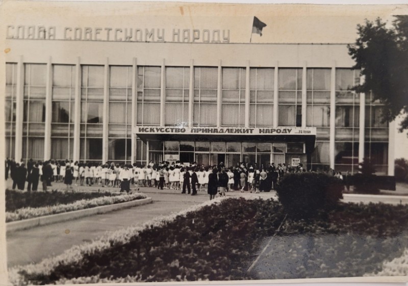 Випускники 10-х класів біля Палацу культури ім. Леніна. Площа Шибанкова.