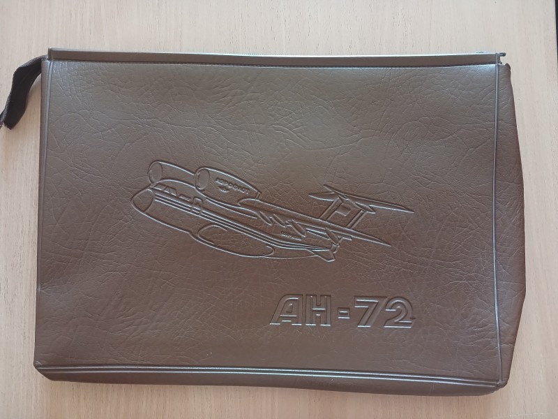 Папка-портфель із зображенням літака Ан-72