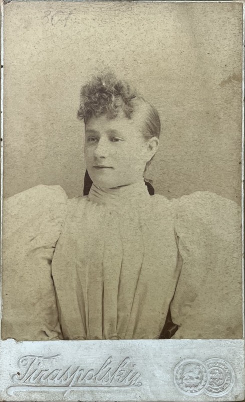 Фото. Зображення дівчини, 1885 рік