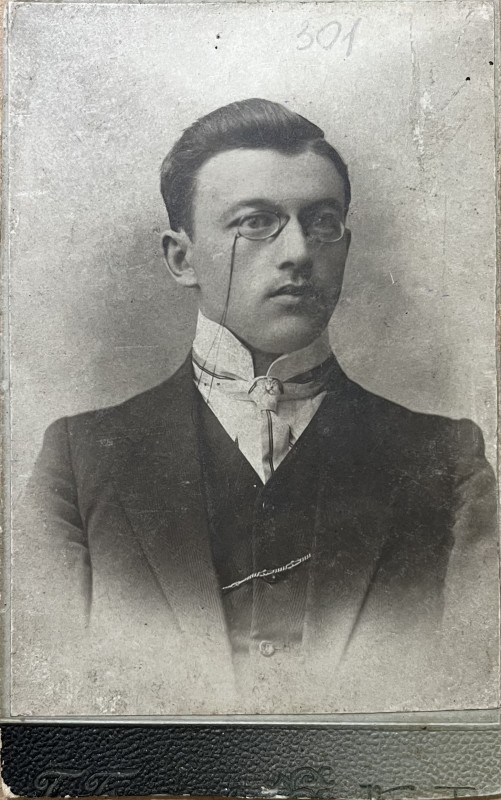 Фото. Портрет юнака, 1911 рік