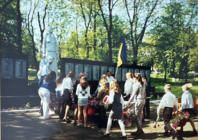 Фото. Пам'ятник Скорботної Матері. Покладання квітів, с. Ободівка, Вінницької обл., 2008 рік