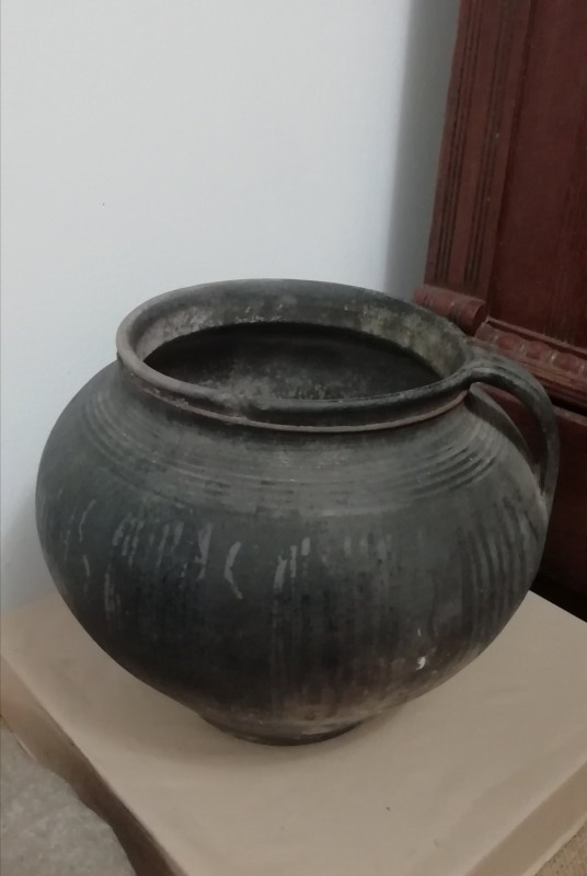 Горщик глиняний.