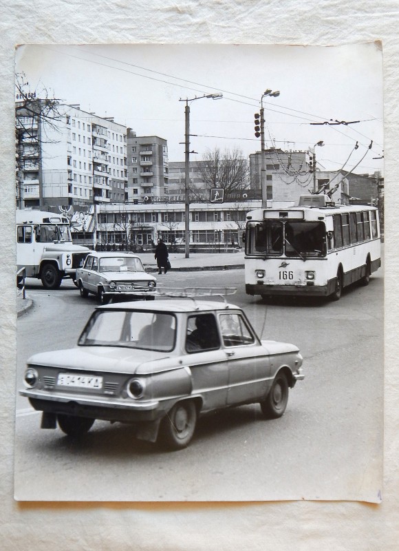 Фото ч/б. Перехрестя біля мосту в Кіровограді