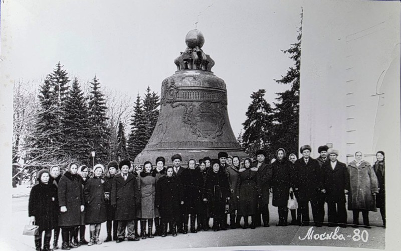 Делегація Бобринецького району в м. Москва 1980 рік. Нна фото делегація в зимовому одязі біля Царь - Дзвону