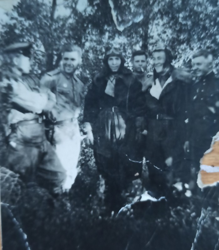 Фото групи льотчиків на відпочинку (1943 рік).